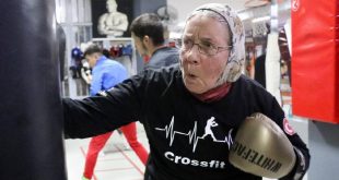 Parkinson hastası 74 yaşındaki yaşlı kadın sağlığı için 3 yıldır boks yapıyor